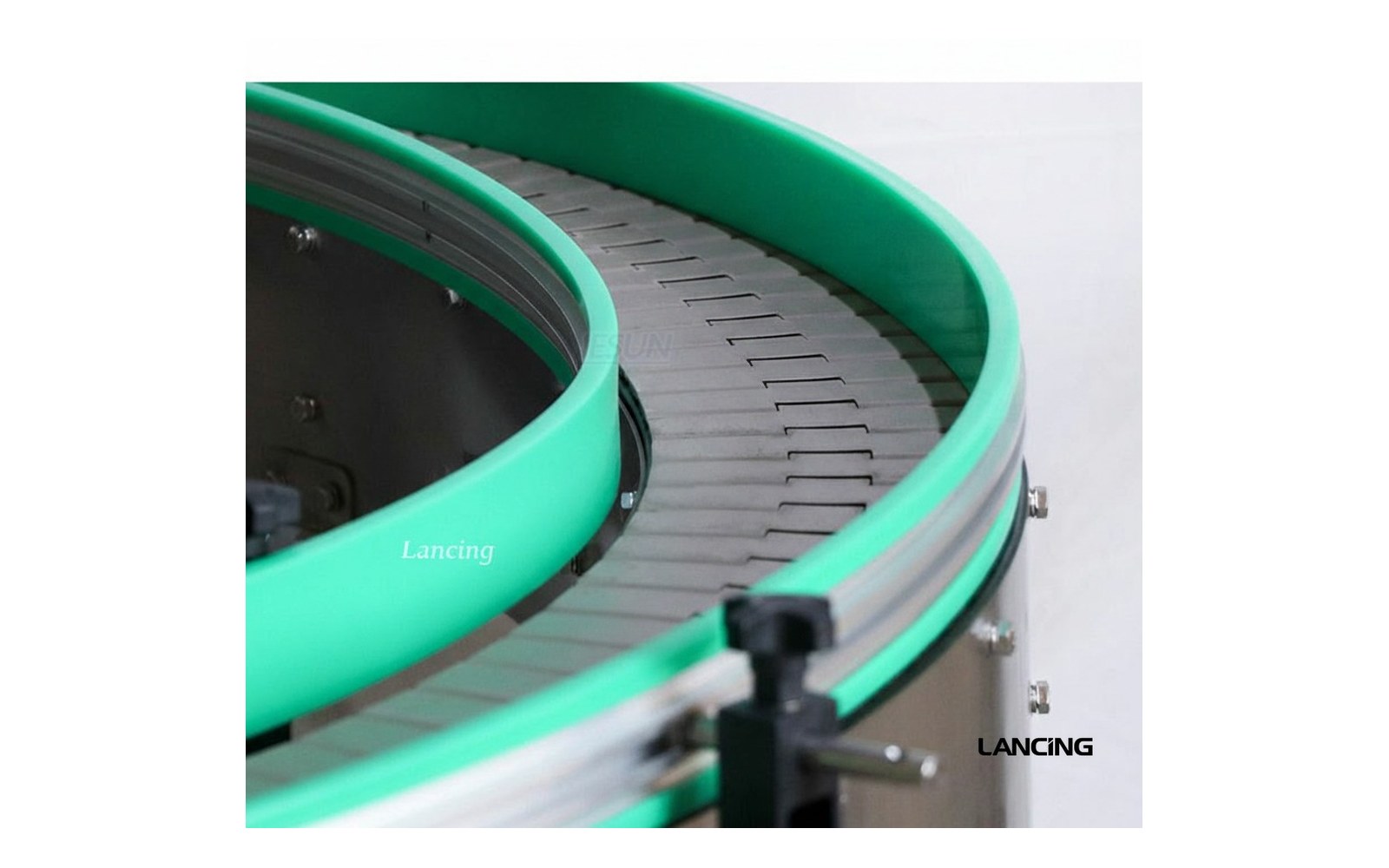 Slat chain conveyor guide rail detail for stable bottle handling